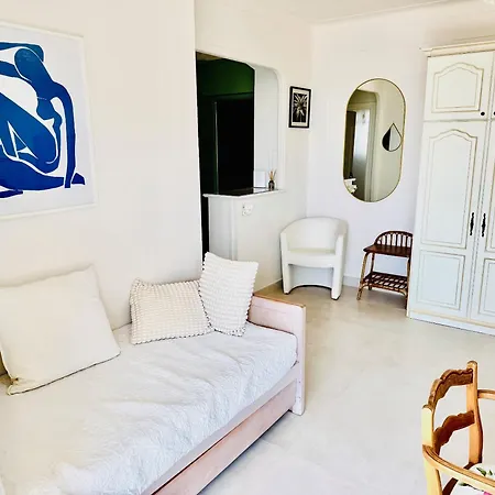 Cozy Studio, Sea View, Old Town, Near Beaches Antibes