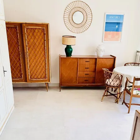Cozy Studio, Sea View, Old Town, Near Beaches Αντίμπ