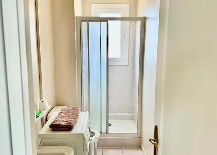 Cozy Studio, Sea View, Old Town, Near Beaches Antibes