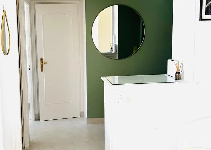 Cozy Studio, Sea View, Old Town, Near Beaches * Αντίμπ