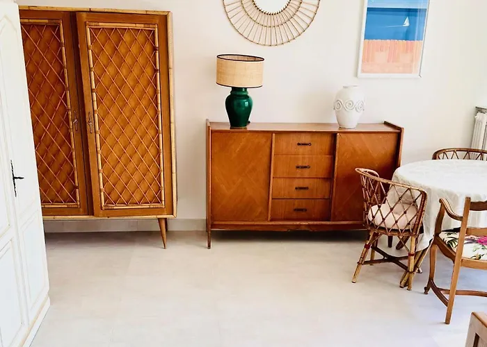 Cozy Studio, Sea View, Old Town, Near Beaches Antibes